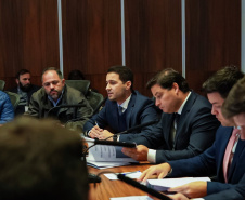 Prefeitos, empresários e deputados que representam municípios das regiões Sudoeste e Oeste participaram nesta segunda-feira (23) de reunião com o chefe da Casa Civil, Guto Silva, e o secretário de Infraestrutura e Logística, Sandro Alex, para tratar da reativação do aeroporto de Cruzeiro do Iguaçu. Foto: Divulgação/Casa Civil