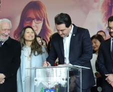 O governador Carlos Massa Ratinho Junior apresentou nesta terça-feira (24), no Palácio Iguaçu, em Curitiba, o Programa Banco da Mulher Paranaense. Participaram: vice-governador, Darci Piana; secretários:da Fazenda, Renê Garcia Junior; Chefe da Casa Civil, Guto Silva; presidente da Fomento Paraná, Heraldo Alves das Neves; deputados; entre outros.Curitiba, 24-09-19.Foto: Arnaldo Alves / AEN.
