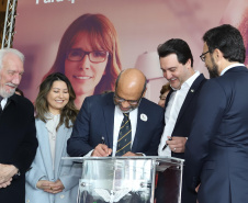 O governador Carlos Massa Ratinho Junior apresentou nesta terça-feira (24), no Palácio Iguaçu, em Curitiba, o Programa Banco da Mulher Paranaense. Participaram: vice-governador, Darci Piana; secretários:da Fazenda, Renê Garcia Junior; Chefe da Casa Civil, Guto Silva; presidente da Fomento Paraná, Heraldo Alves das Neves; deputados; entre outros.Curitiba, 24-09-19.Foto: Arnaldo Alves / AEN.