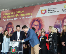 O governador Carlos Massa Ratinho Junior apresentou nesta terça-feira (24), no Palácio Iguaçu, em Curitiba, o Programa Banco da Mulher Paranaense. Participaram: vice-governador, Darci Piana; secretários:da Fazenda, Renê Garcia Junior; Chefe da Casa Civil, Guto Silva; presidente da Fomento Paraná, Heraldo Alves das Neves; deputados; entre outros. N/F: secretário Chefe da Casa Civil, Guto Silva.Curitiba, 24-09-19.Foto: Arnaldo Alves / AEN.