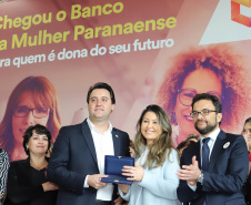 O governador Carlos Massa Ratinho Junior apresentou nesta terça-feira (24), no Palácio Iguaçu, em Curitiba, o Programa Banco da Mulher Paranaense. Participaram: vice-governador, Darci Piana; secretários:da Fazenda, Renê Garcia Junior; Chefe da Casa Civil, Guto Silva; presidente da Fomento Paraná, Heraldo Alves das Neves; deputados; entre outros. N/F: Primeira Dama do Estado, Luciana Saito Massa.Curitiba, 24-09-19.Foto: Arnaldo Alves / AEN.