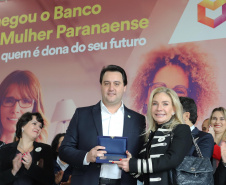 O governador Carlos Massa Ratinho Junior apresentou nesta terça-feira (24), no Palácio Iguaçu, em Curitiba, o Programa Banco da Mulher Paranaense. Participaram: vice-governador, Darci Piana; secretários:da Fazenda, Renê Garcia Junior; Chefe da Casa Civil, Guto Silva; presidente da Fomento Paraná, Heraldo Alves das Neves; deputados; entre outros.Curitiba, 24-09-19.Foto: Arnaldo Alves / AEN.