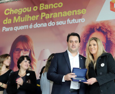 O governador Carlos Massa Ratinho Junior apresentou nesta terça-feira (24), no Palácio Iguaçu, em Curitiba, o Programa Banco da Mulher Paranaense. Participaram: vice-governador, Darci Piana; secretários:da Fazenda, Renê Garcia Junior; Chefe da Casa Civil, Guto Silva; presidente da Fomento Paraná, Heraldo Alves das Neves; deputados; entre outros. N/F: fundadora do Clube da Alice, Monica Balestieri Berlitz.Curitiba, 24-09-19.Foto: Arnaldo Alves / AEN.