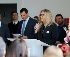 O governador Carlos Massa Ratinho Junior apresentou nesta terça-feira (24), no Palácio Iguaçu, em Curitiba, o Programa Banco da Mulher Paranaense. Participaram: vice-governador, Darci Piana; secretários:da Fazenda, Renê Garcia Junior; Chefe da Casa Civil, Guto Silva; presidente da Fomento Paraná, Heraldo Alves das Neves; deputados; entre outros. N/F: fundadora do Clube da Alice, Monica Balestieri Berlitz.Curitiba, 24-09-19.Foto: Arnaldo Alves / AEN.