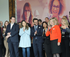 O governador Carlos Massa Ratinho Junior apresentou nesta terça-feira (24), no Palácio Iguaçu, em Curitiba, o Programa Banco da Mulher Paranaense. Participaram: vice-governador, Darci Piana; secretários:da Fazenda, Renê Garcia Junior; Chefe da Casa Civil, Guto Silva; presidente da Fomento Paraná, Heraldo Alves das Neves; deputados; entre outros. N/F: Emília Belinatti, Fomento Paraná.Curitiba, 24-09-19.Foto: Arnaldo Alves / AEN.