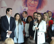 O governador Carlos Massa Ratinho Junior apresentou nesta terça-feira (24), no Palácio Iguaçu, em Curitiba, o Programa Banco da Mulher Paranaense. Participaram: vice-governador, Darci Piana; secretários:da Fazenda, Renê Garcia Junior; Chefe da Casa Civil, Guto Silva; presidente da Fomento Paraná, Heraldo Alves das Neves; deputados; entre outros. N/F: deputada Mabel Canto.Curitiba, 24-09-19.Foto: Arnaldo Alves / AEN.