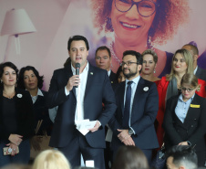 O governador Carlos Massa Ratinho Junior apresentou nesta terça-feira (24), no Palácio Iguaçu, em Curitiba, o Programa Banco da Mulher Paranaense. Participaram: vice-governador, Darci Piana; secretários:da Fazenda, Renê Garcia Junior; Chefe da Casa Civil, Guto Silva; presidente da Fomento Paraná, Heraldo Alves das Neves; deputados; entre outros.Curitiba, 24-09-19.Foto: Arnaldo Alves / AEN.
