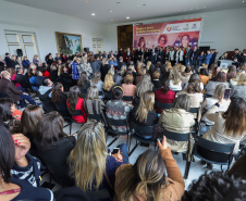 O governador Carlos Massa Ratinho Junior apresentou nesta terça-feira (24), no Palácio Iguaçu, em Curitiba, o Programa Banco da Mulher Paranaense. Participaram: vice-governador, Darci Piana; secretários:da Fazenda, Renê Garcia Junior; Chefe da Casa Civil, Guto Silva; presidente da Fomento Paraná, Heraldo Alves das Neves; deputados; entre outros.Curitiba, 24-09-19.Foto: Arnaldo Alves / AEN.