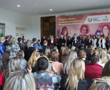 O governador Carlos Massa Ratinho Junior apresentou nesta terça-feira (24), no Palácio Iguaçu, em Curitiba, o Programa Banco da Mulher Paranaense. Participaram: vice-governador, Darci Piana; secretários:da Fazenda, Renê Garcia Junior; Chefe da Casa Civil, Guto Silva; presidente da Fomento Paraná, Heraldo Alves das Neves; deputados; entre outros.Curitiba, 24-09-19.Foto: Arnaldo Alves / AEN.