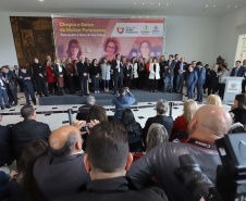 O governador Carlos Massa Ratinho Junior apresentou nesta terça-feira (24), no Palácio Iguaçu, em Curitiba, o Programa Banco da Mulher Paranaense. Participaram: vice-governador, Darci Piana; secretários:da Fazenda, Renê Garcia Junior; Chefe da Casa Civil, Guto Silva; presidente da Fomento Paraná, Heraldo Alves das Neves; deputados; entre outros.Curitiba, 24-09-19.Foto: Arnaldo Alves / AEN.