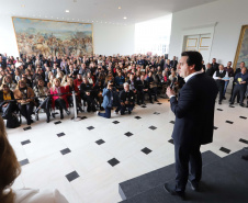 O governador Carlos Massa Ratinho Junior apresentou nesta terça-feira (24), no Palácio Iguaçu, em Curitiba, o Programa Banco da Mulher Paranaense. Participaram: vice-governador, Darci Piana; secretários:da Fazenda, Renê Garcia Junior; Chefe da Casa Civil, Guto Silva; presidente da Fomento Paraná, Heraldo Alves das Neves; deputados; entre outros.Curitiba, 24-09-19.Foto: Arnaldo Alves / AEN.