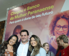 O governador Carlos Massa Ratinho Junior apresentou nesta terça-feira (24), no Palácio Iguaçu, em Curitiba, o Programa Banco da Mulher Paranaense. Participaram: vice-governador, Darci Piana; secretários:da Fazenda, Renê Garcia Junior; Chefe da Casa Civil, Guto Silva; presidente da Fomento Paraná, Heraldo Alves das Neves; deputados; entre outros.Curitiba, 24-09-19.Foto: Arnaldo Alves / AEN.