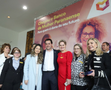 O governador Carlos Massa Ratinho Junior apresentou nesta terça-feira (24), no Palácio Iguaçu, em Curitiba, o Programa Banco da Mulher Paranaense. Participaram: vice-governador, Darci Piana; secretários:da Fazenda, Renê Garcia Junior; Chefe da Casa Civil, Guto Silva; presidente da Fomento Paraná, Heraldo Alves das Neves; deputados; entre outros.Curitiba, 24-09-19.Foto: Arnaldo Alves / AEN.