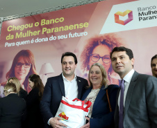 O governador Carlos Massa Ratinho Junior apresentou nesta terça-feira (24), no Palácio Iguaçu, em Curitiba, o Programa Banco da Mulher Paranaense. Participaram: vice-governador, Darci Piana; secretários:da Fazenda, Renê Garcia Junior; Chefe da Casa Civil, Guto Silva; presidente da Fomento Paraná, Heraldo Alves das Neves; deputados; entre outros.Curitiba, 24-09-19.Foto: Arnaldo Alves / AEN.