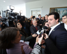 O governador Carlos Massa Ratinho Junior apresentou nesta terça-feira (24), no Palácio Iguaçu, em Curitiba, o Programa Banco da Mulher Paranaense. Participaram: vice-governador, Darci Piana; secretários:da Fazenda, Renê Garcia Junior; Chefe da Casa Civil, Guto Silva; presidente da Fomento Paraná, Heraldo Alves das Neves; deputados; entre outros.Curitiba, 24-09-19.Foto: Arnaldo Alves / AEN.