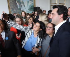 O governador Carlos Massa Ratinho Junior apresentou nesta terça-feira (24), no Palácio Iguaçu, em Curitiba, o Programa Banco da Mulher Paranaense. Participaram: vice-governador, Darci Piana; secretários:da Fazenda, Renê Garcia Junior; Chefe da Casa Civil, Guto Silva; presidente da Fomento Paraná, Heraldo Alves das Neves; deputados; entre outros.Curitiba, 24-09-19.Foto: Arnaldo Alves / AEN.