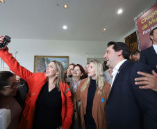 O governador Carlos Massa Ratinho Junior apresentou nesta terça-feira (24), no Palácio Iguaçu, em Curitiba, o Programa Banco da Mulher Paranaense. Participaram: vice-governador, Darci Piana; secretários:da Fazenda, Renê Garcia Junior; Chefe da Casa Civil, Guto Silva; presidente da Fomento Paraná, Heraldo Alves das Neves; deputados; entre outros.Curitiba, 24-09-19.Foto: Arnaldo Alves / AEN.