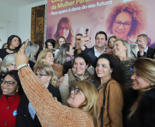 O governador Carlos Massa Ratinho Junior apresentou nesta terça-feira (24), no Palácio Iguaçu, em Curitiba, o Programa Banco da Mulher Paranaense. Participaram: vice-governador, Darci Piana; secretários:da Fazenda, Renê Garcia Junior; Chefe da Casa Civil, Guto Silva; presidente da Fomento Paraná, Heraldo Alves das Neves; deputados; entre outros.Curitiba, 24-09-19.Foto: Arnaldo Alves / AEN.