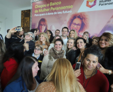O governador Carlos Massa Ratinho Junior apresentou nesta terça-feira (24), no Palácio Iguaçu, em Curitiba, o Programa Banco da Mulher Paranaense. Participaram: vice-governador, Darci Piana; secretários:da Fazenda, Renê Garcia Junior; Chefe da Casa Civil, Guto Silva; presidente da Fomento Paraná, Heraldo Alves das Neves; deputados; entre outros.Curitiba, 24-09-19.Foto: Arnaldo Alves / AEN.