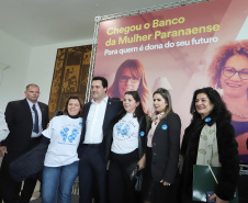 O governador Carlos Massa Ratinho Junior apresentou nesta terça-feira (24), no Palácio Iguaçu, em Curitiba, o Programa Banco da Mulher Paranaense. Participaram: vice-governador, Darci Piana; secretários:da Fazenda, Renê Garcia Junior; Chefe da Casa Civil, Guto Silva; presidente da Fomento Paraná, Heraldo Alves das Neves; deputados; entre outros.Curitiba, 24-09-19.Foto: Arnaldo Alves / AEN.