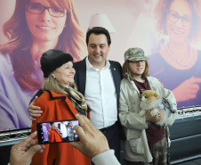 O governador Carlos Massa Ratinho Junior apresentou nesta terça-feira (24), no Palácio Iguaçu, em Curitiba, o Programa Banco da Mulher Paranaense. Participaram: vice-governador, Darci Piana; secretários:da Fazenda, Renê Garcia Junior; Chefe da Casa Civil, Guto Silva; presidente da Fomento Paraná, Heraldo Alves das Neves; deputados; entre outros.Curitiba, 24-09-19.Foto: Arnaldo Alves / AEN.