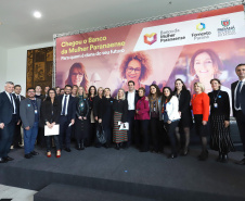 O governador Carlos Massa Ratinho Junior apresentou nesta terça-feira (24), no Palácio Iguaçu, em Curitiba, o Programa Banco da Mulher Paranaense. Participaram: vice-governador, Darci Piana; secretários:da Fazenda, Renê Garcia Junior; Chefe da Casa Civil, Guto Silva; presidente da Fomento Paraná, Heraldo Alves das Neves; deputados; entre outros.Curitiba, 24-09-19.Foto: Arnaldo Alves / AEN.