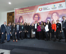 O governador Carlos Massa Ratinho Junior apresentou nesta terça-feira (24), no Palácio Iguaçu, em Curitiba, o Programa Banco da Mulher Paranaense. Participaram: vice-governador, Darci Piana; secretários:da Fazenda, Renê Garcia Junior; Chefe da Casa Civil, Guto Silva; presidente da Fomento Paraná, Heraldo Alves das Neves; deputados; entre outros.Curitiba, 24-09-19.Foto: Arnaldo Alves / AEN.