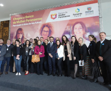 O governador Carlos Massa Ratinho Junior apresentou nesta terça-feira (24), no Palácio Iguaçu, em Curitiba, o Programa Banco da Mulher Paranaense. Participaram: vice-governador, Darci Piana; secretários:da Fazenda, Renê Garcia Junior; Chefe da Casa Civil, Guto Silva; presidente da Fomento Paraná, Heraldo Alves das Neves; deputados; entre outros.Curitiba, 24-09-19.Foto: Arnaldo Alves / AEN.