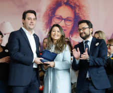 O governador Carlos Massa Ratinho Junior apresentou nesta terça-feira (24) o programa Banco da Mulher Paranaense, iniciativa do Governo do Estado para incentivar o empreendedorismo feminino em todos os setores econômicos, visando gerar mais emprego e renda no Estado.