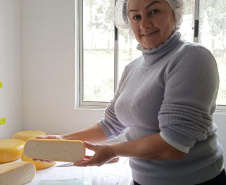 A produção leiteira mudou a vida de Angelita e Rogério Surkamp, moradores de Pinhão, no Centro-Sul do Estado