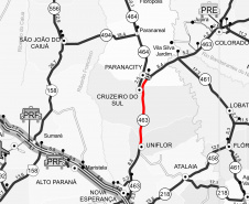 A PR-463, no trecho entre Uniflor, no Norte Central, e Paranacity, na região Noroeste, está recebendo remendos superficiais. Eles incluem a fresagem, que é a retirada da camada superior do pavimento, seguida pela aplicação de Concreto Betuminoso Usinado a Quente (CBUQ) e a compactação deste material. Foto: Divulgação/DER