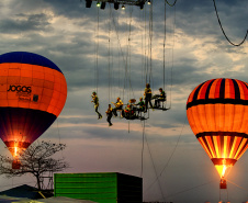 Os Jogos de Aventura e Natureza – Etapa Lindeiros vão colorir o céu de Foz do Iguaçu neste sábado (28). A programação de abertura da competição terá início às 16 horas, no Gramadão da Vila A, com o show de Sandami e A Banda que Voa, em espetáculo que mistura música e circo a 40 metros de altura. Também haverá outras atividades, como balonismo e parede de escalada, tudo gratuito e aberto ao público.Foto: Denis Ferreira Netto/SEDEST