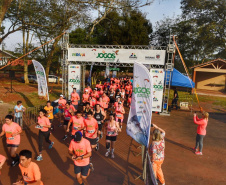 Os Jogos de Aventura e Natureza – Etapa Lindeiros vão colorir o céu de Foz do Iguaçu neste sábado (28). A programação de abertura da competição terá início às 16 horas, no Gramadão da Vila A, com o show de Sandami e A Banda que Voa, em espetáculo que mistura música e circo a 40 metros de altura. Também haverá outras atividades, como balonismo e parede de escalada, tudo gratuito e aberto ao público.Foto: Denis Ferreira Netto/SEDEST
