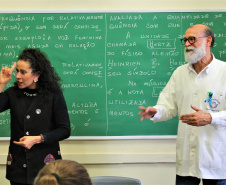 Com o objetivo de integrar ainda mais os deficientes auditivos à sociedade, 26 de setembro foi instituído por lei o Dia Nacional dos Surdos. No Paraná, o Governo do Estado garante a inclusão dos jovens surdos nas instituições de ensino estaduais, fazendo com que esses alunos tenham acesso a um processo de ensino e aprendizagem de qualidade.

