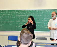 Com o objetivo de integrar ainda mais os deficientes auditivos à sociedade, 26 de setembro foi instituído por lei o Dia Nacional dos Surdos. No Paraná, o Governo do Estado garante a inclusão dos jovens surdos nas instituições de ensino estaduais, fazendo com que esses alunos tenham acesso a um processo de ensino e aprendizagem de qualidade.

