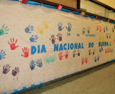 Com o objetivo de integrar ainda mais os deficientes auditivos à sociedade, 26 de setembro foi instituído por lei o Dia Nacional dos Surdos. No Paraná, o Governo do Estado garante a inclusão dos jovens surdos nas instituições de ensino estaduais, fazendo com que esses alunos tenham acesso a um processo de ensino e aprendizagem de qualidade.

