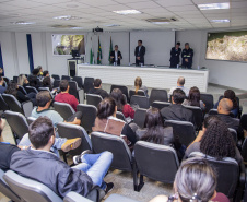 A empresa pública Portos do Paraná finalizou, esta semana, a integração de 28 novos empregados públicos habilitados nos concursos de 2016 e 2017. Todos eles receberam orientações sobre a história dos portos de Paranaguá e Antonina, perímetro do porto organizado, movimentações de cargas, operações, rotinas, situação jurídica da empresa, segurança no trabalho e preservação do meio ambiente, atribuições das diversas áreas. 