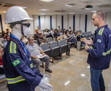 A empresa pública Portos do Paraná finalizou, esta semana, a integração de 28 novos empregados públicos habilitados nos concursos de 2016 e 2017. Todos eles receberam orientações sobre a história dos portos de Paranaguá e Antonina, perímetro do porto organizado, movimentações de cargas, operações, rotinas, situação jurídica da empresa, segurança no trabalho e preservação do meio ambiente, atribuições das diversas áreas. 