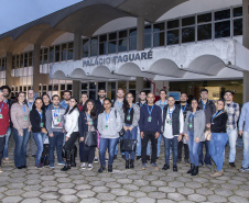 A empresa pública Portos do Paraná finalizou, esta semana, a integração de 28 novos empregados públicos habilitados nos concursos de 2016 e 2017. Todos eles receberam orientações sobre a história dos portos de Paranaguá e Antonina, perímetro do porto organizado, movimentações de cargas, operações, rotinas, situação jurídica da empresa, segurança no trabalho e preservação do meio ambiente, atribuições das diversas áreas. 
