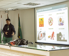 A empresa pública Portos do Paraná finalizou, esta semana, a integração de 28 novos empregados públicos habilitados nos concursos de 2016 e 2017. Todos eles receberam orientações sobre a história dos portos de Paranaguá e Antonina, perímetro do porto organizado, movimentações de cargas, operações, rotinas, situação jurídica da empresa, segurança no trabalho e preservação do meio ambiente, atribuições das diversas áreas. 