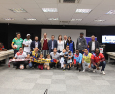 A etapa paranaense da Copa do Mundo dos Refugiados e Migrantes 2019 foi lançada oficialmente nesta sexta-feira (27), no Palácio das Araucárias, em Curitiba. O evento é promovido pela ONG África do Coração, com apoio institucional do Governo do Paraná, por meio da Secretaria da Justiça, Família e Trabalho; da Agência da ONU para Refugiados (Acnur) e da Organização Internacional para as Migrações (OIM).  Foto: Divulgação/SEJUF