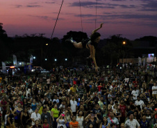Foz do Iguaçu, no Oeste do Paraná, foi palco do espetáculo de música, luzes e cores neste sábado (28) durante a abertura oficial da 3ª etapa dos Jogos de Aventura e Natureza, que acontece até o próximo fim de semana na região dos municípios lindeiros. Cerca de 10 mil pessoas participaram. Foto: Beto Pacheco