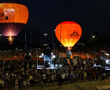 Foz do Iguaçu, no Oeste do Paraná, foi palco do espetáculo de música, luzes e cores neste sábado (28) durante a abertura oficial da 3ª etapa dos Jogos de Aventura e Natureza, que acontece até o próximo fim de semana na região dos municípios lindeiros. Cerca de 10 mil pessoas participaram. Foto: Beto Pacheco