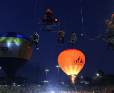 Foz do Iguaçu, no Oeste do Paraná, foi palco do espetáculo de música, luzes e cores neste sábado (28) durante a abertura oficial da 3ª etapa dos Jogos de Aventura e Natureza, que acontece até o próximo fim de semana na região dos municípios lindeiros. Cerca de 10 mil pessoas participaram. Foto: Beto Pacheco