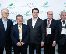 O governador Carlos Massa Ratinho Junior participou nesta segunda-feira (30), em Curitiba, da abertura do Congresso Mundial da União Internacional de Organizações de Pesquisa Florestal (IUFRO, da sigla em inglês). Esta é a 25ª edição do evento e a primeira vez que acontece na América Latina, reunindo cerca de 3,2 mil pesquisadores, de 114 países.