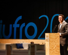 O governador Carlos Massa Ratinho Junior participou nesta segunda-feira (30), em Curitiba, da abertura do Congresso Mundial da União Internacional de Organizações de Pesquisa Florestal (IUFRO, da sigla em inglês). Esta é a 25ª edição do evento e a primeira vez que acontece na América Latina, reunindo cerca de 3,2 mil pesquisadores, de 114 países.
