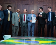 O Governo do Paraná irá trabalhar com um orçamento total de R$ 49,9 bilhões em 2020. R$ 35,2 bilhões serão direcionados às secretarias do Executivo, R$ 11 bilhões para o regime próprio da previdência e R$ 3,7 bilhões para investimentos das estatais. A previsão consta do projeto da Lei Orçamentária Anual (LOA) entregue nesta segunda-feira (30) pelo chefe da Casa Civil, Guto Silva, ao presidente da Assembleia Legislativa, Ademar Traiano.Foto: Guilherme Flores/Casa Civil