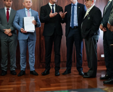 O Governo do Paraná irá trabalhar com um orçamento total de R$ 49,9 bilhões em 2020. R$ 35,2 bilhões serão direcionados às secretarias do Executivo, R$ 11 bilhões para o regime próprio da previdência e R$ 3,7 bilhões para investimentos das estatais. A previsão consta do projeto da Lei Orçamentária Anual (LOA) entregue nesta segunda-feira (30) pelo chefe da Casa Civil, Guto Silva, ao presidente da Assembleia Legislativa, Ademar Traiano.Foto: Guilherme Flores/Casa Civil