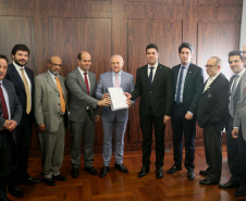 O Governo do Estado encaminhou nesta segunda-feira (30) para análise a Assembleia Legislativa o Plano Plurianual 2020-2023 (PPA). O documento foi entregue ao deputado Ademar Traiano pelos secretários do Planejamento e Projetos Estruturantes, Valdemar Bernardo Jorge, da Fazenda, Renê Garcia, e pelo chefe da Casa Civil, Guto Silva. Foto: Orlando Kissner/ALEP