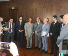 O Governo do Estado encaminhou nesta segunda-feira (30) para análise a Assembleia Legislativa o Plano Plurianual 2020-2023 (PPA). O documento foi entregue ao deputado Ademar Traiano pelos secretários do Planejamento e Projetos Estruturantes, Valdemar Bernardo Jorge, da Fazenda, Renê Garcia, e pelo chefe da Casa Civil, Guto Silva. Foto: Orlando Kissner/ALEP